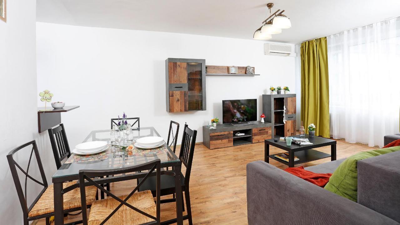 Central Apartment Very Close To Old City ブカレスト エクステリア 写真